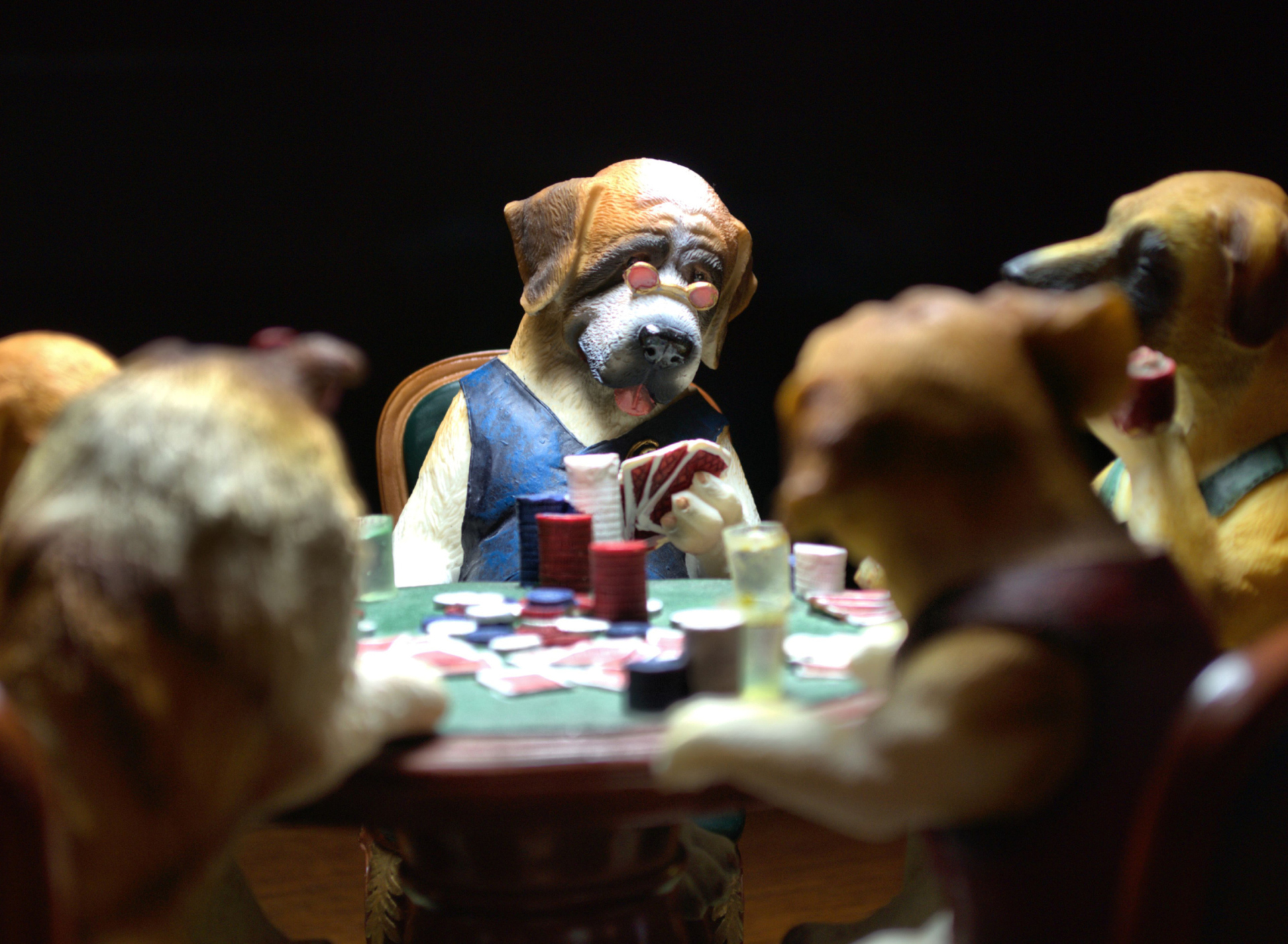Fondo de pantalla Dogs Playing Poker 1920x1408