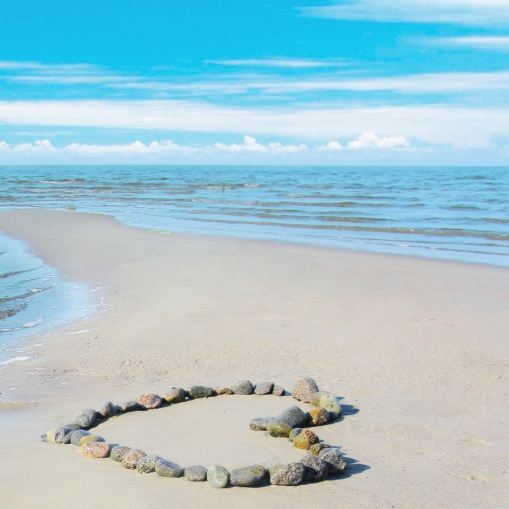 Fondo de pantalla Heart Of Pebbles On Beach 1024x1024