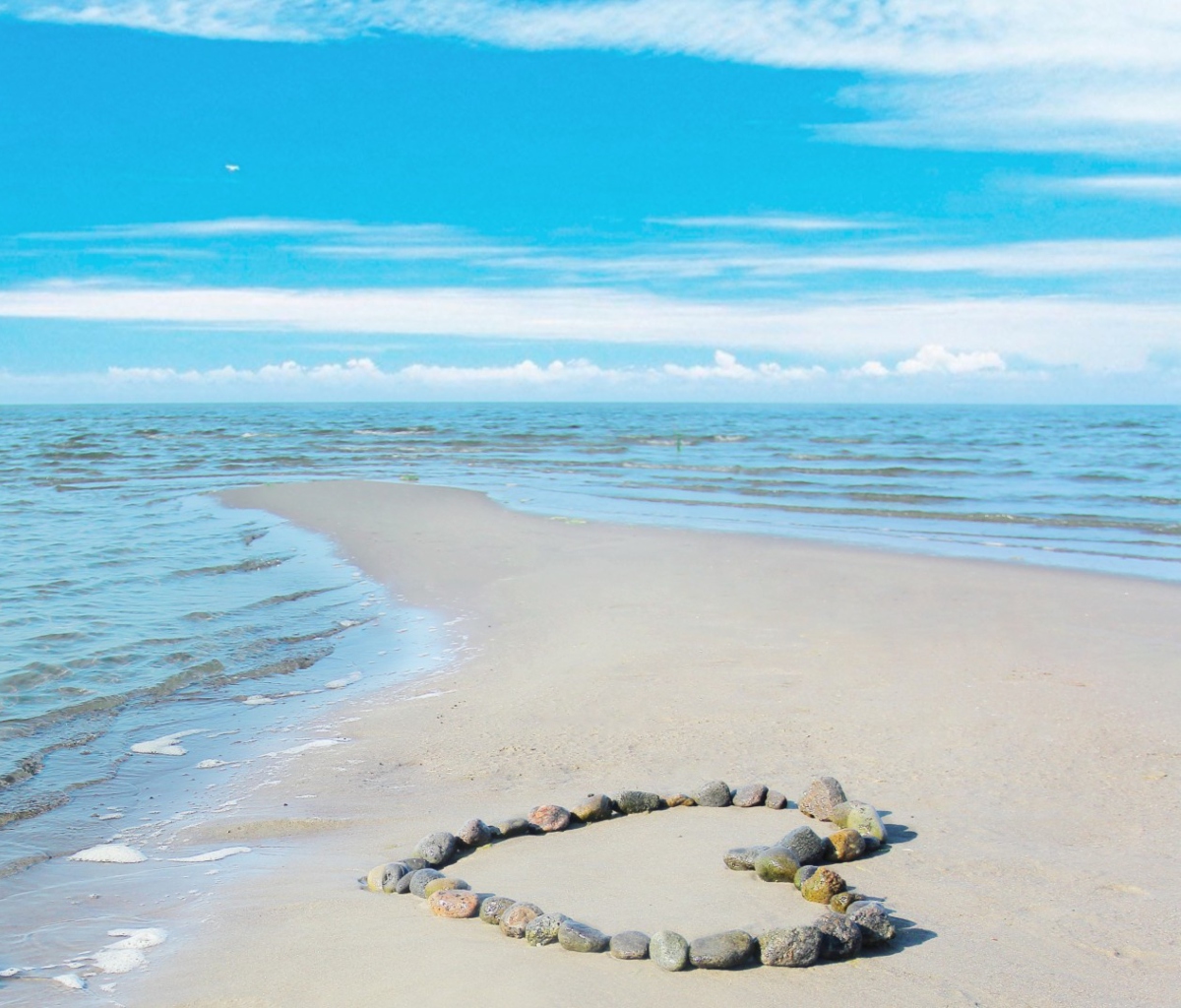 Sfondi Heart Of Pebbles On Beach 1200x1024
