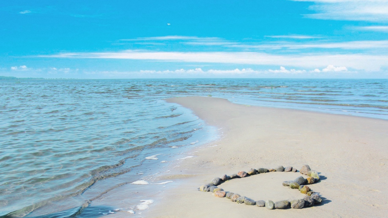 Das Heart Of Pebbles On Beach Wallpaper 1280x720