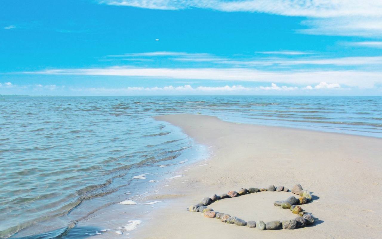 Fondo de pantalla Heart Of Pebbles On Beach 1280x800