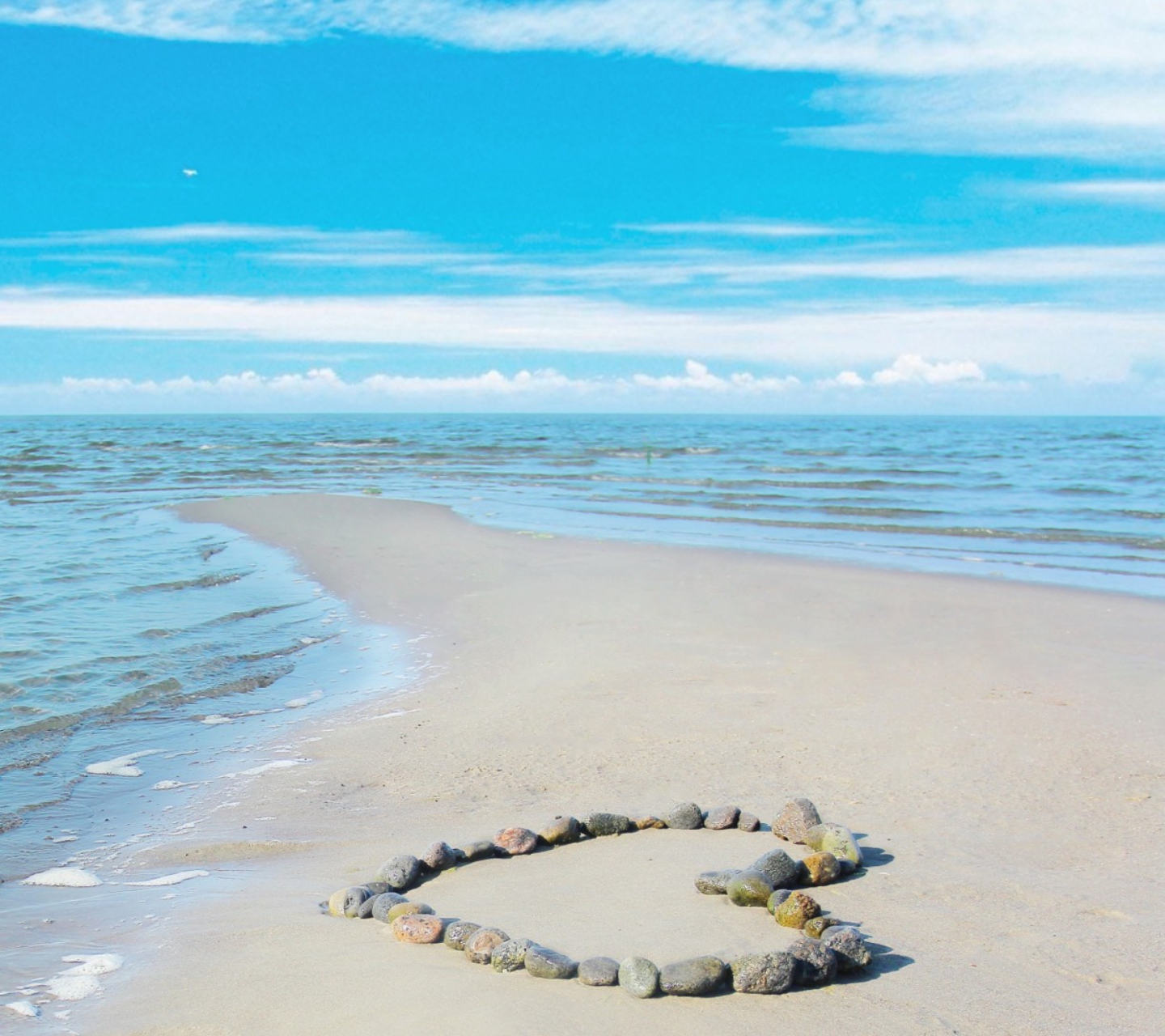 Обои Heart Of Pebbles On Beach 1440x1280