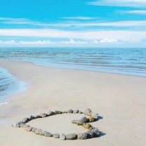 Sfondi Heart Of Pebbles On Beach 208x208