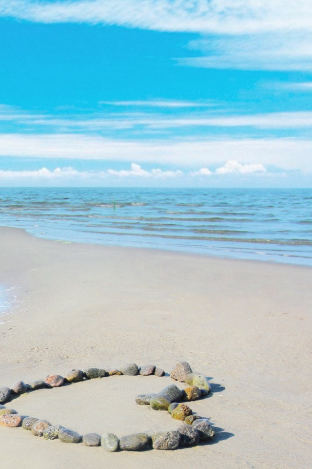 Sfondi Heart Of Pebbles On Beach 640x960
