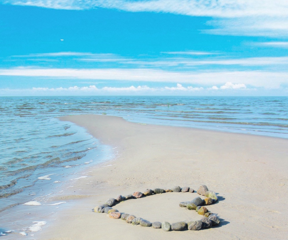 Обои Heart Of Pebbles On Beach 960x800