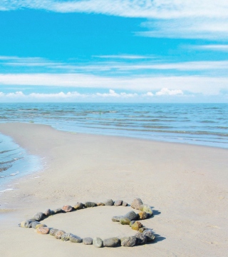 Heart Of Pebbles On Beach sfondi gratuiti per 1024x1024