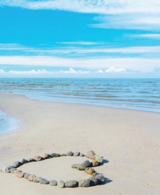 Heart Of Pebbles On Beach - Obrázkek zdarma pro 360x640