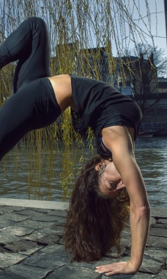 Sfondi Gymnast Girl Outdoors 240x400