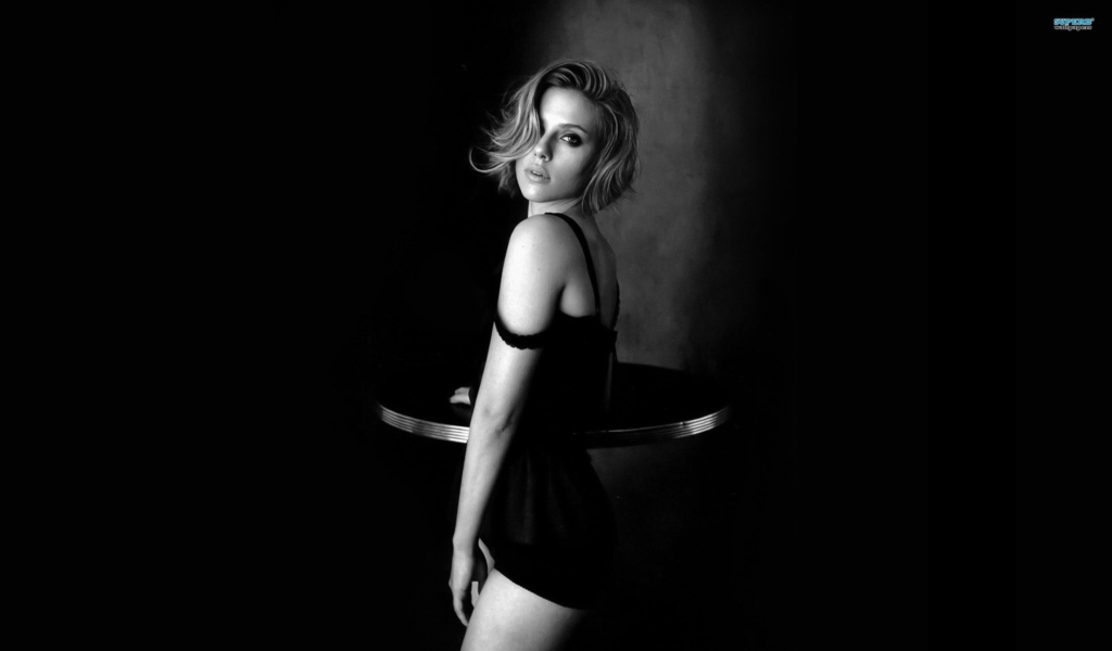 Hot Scarlett Johansson Monochrome screenshot #1 1024x600