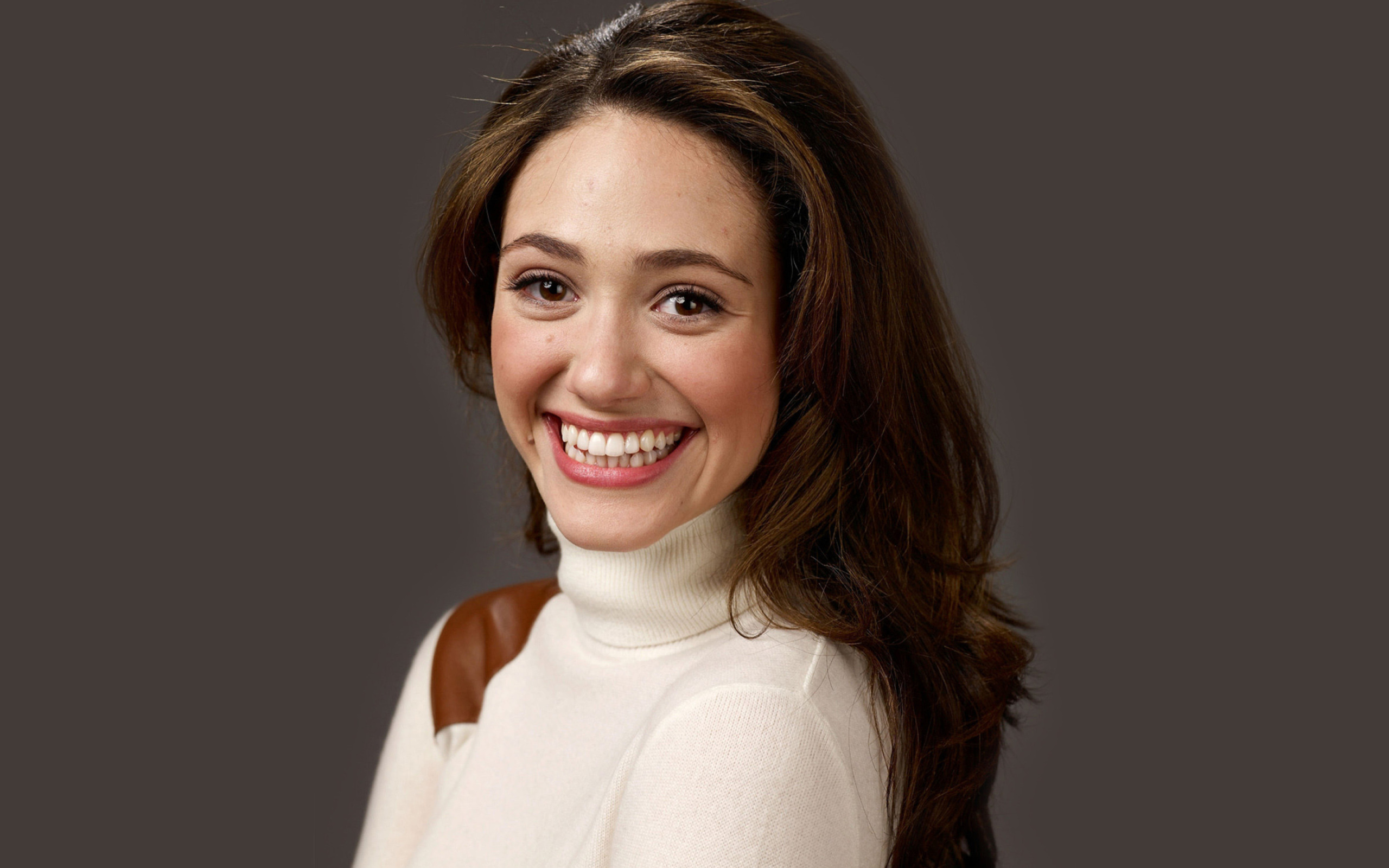 Sfondi Emmy Rossum Smiling 2560x1600