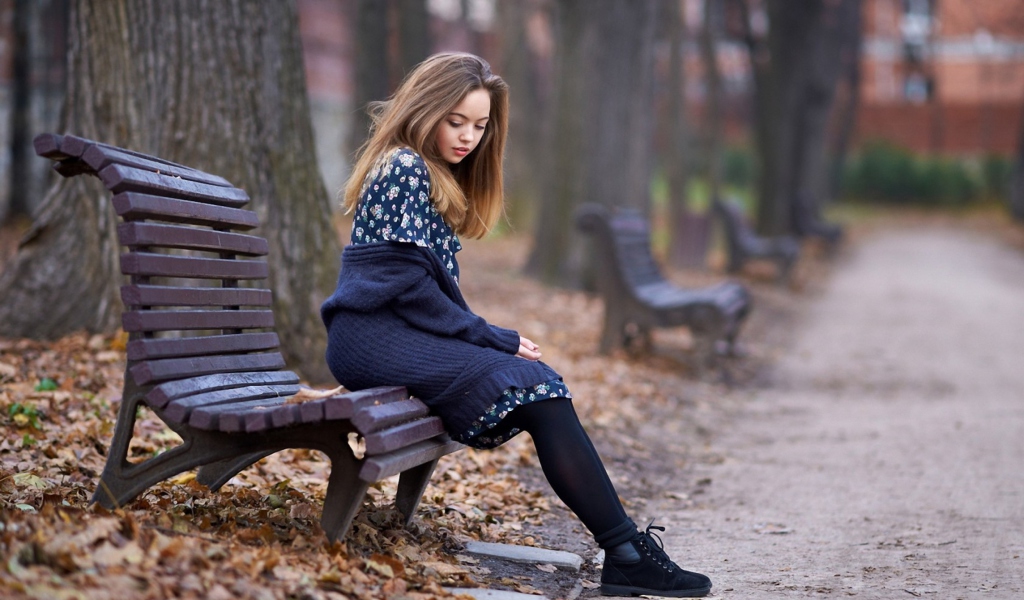 Screenshot №1 pro téma Beautiful Girl Sitting On Bench In Autumn Park 1024x600