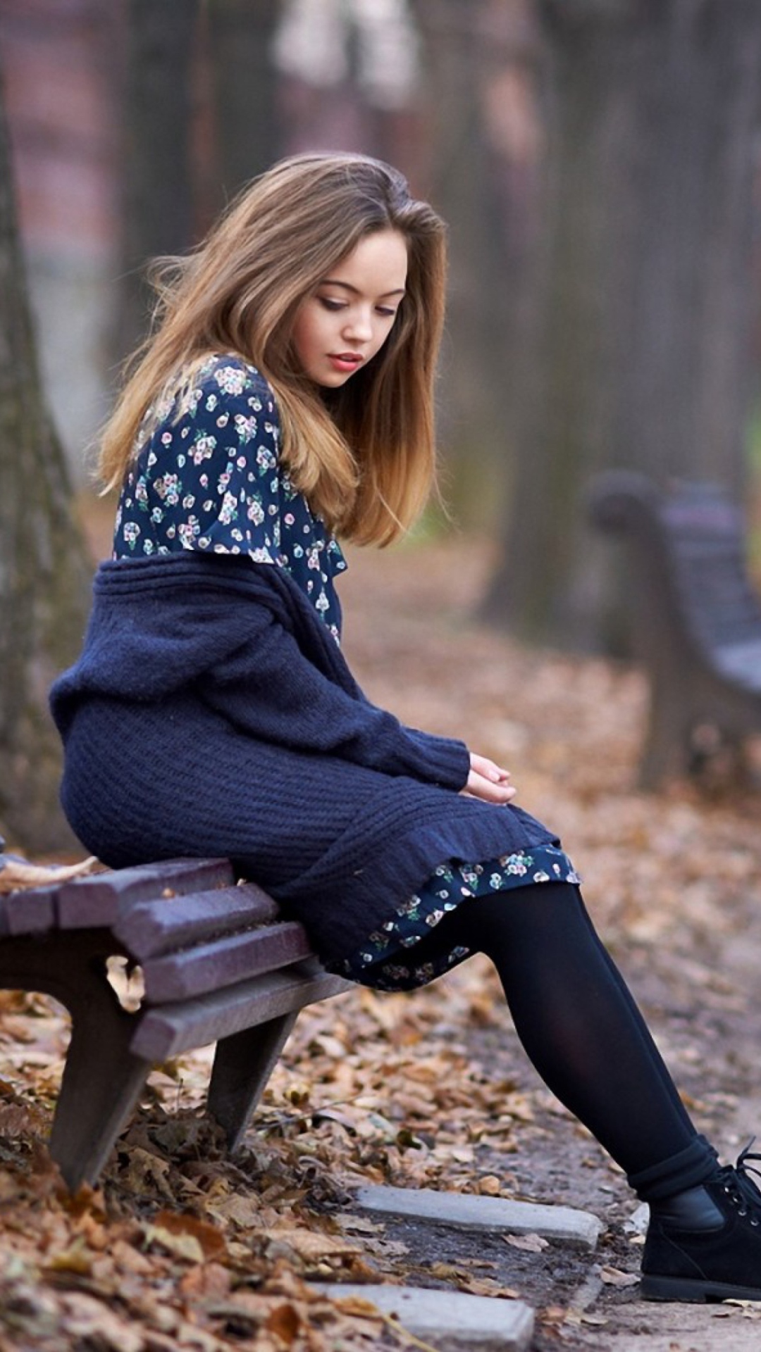 Das Beautiful Girl Sitting On Bench In Autumn Park Wallpaper 1080x1920