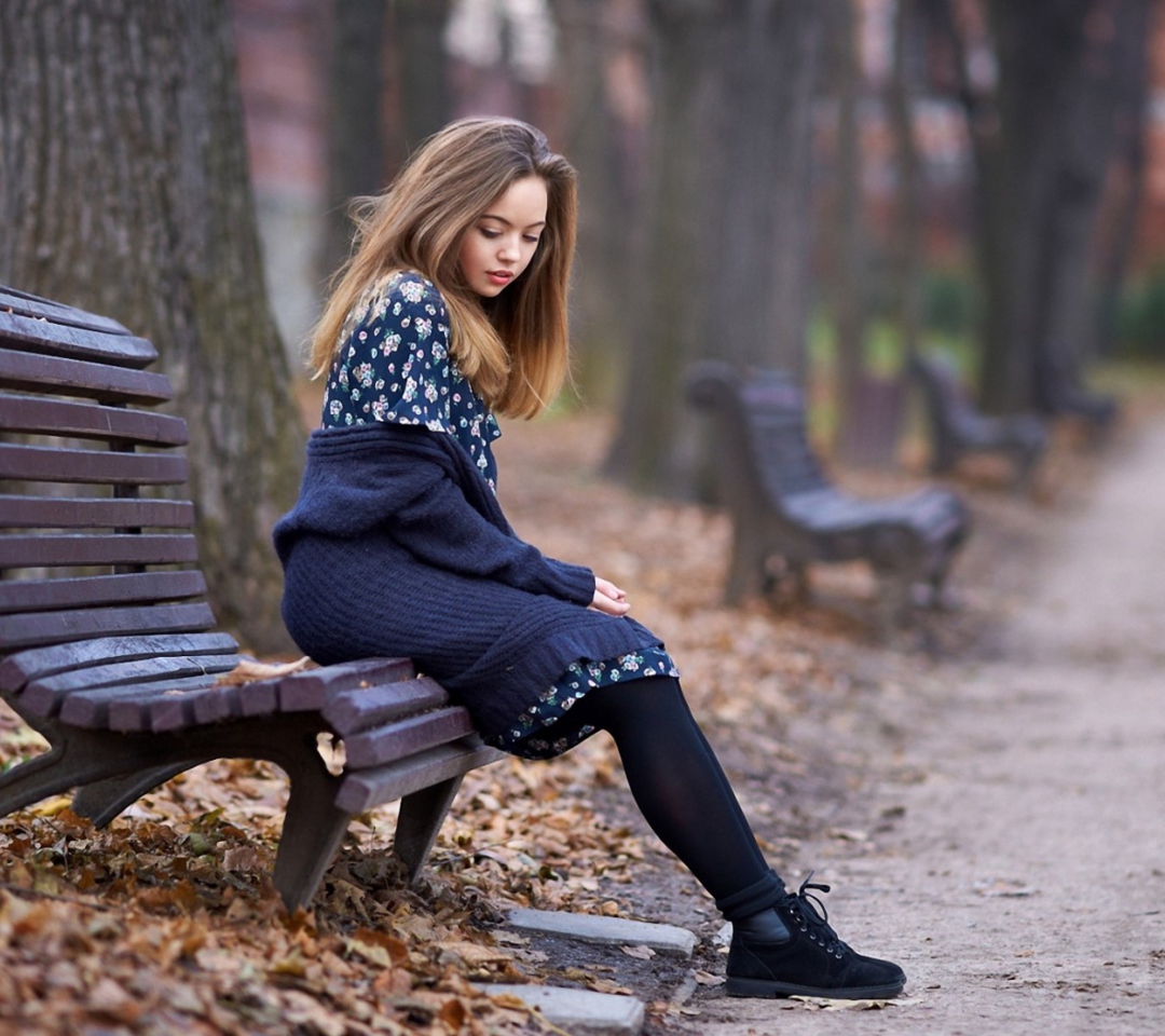 Обои Beautiful Girl Sitting On Bench In Autumn Park 1080x960