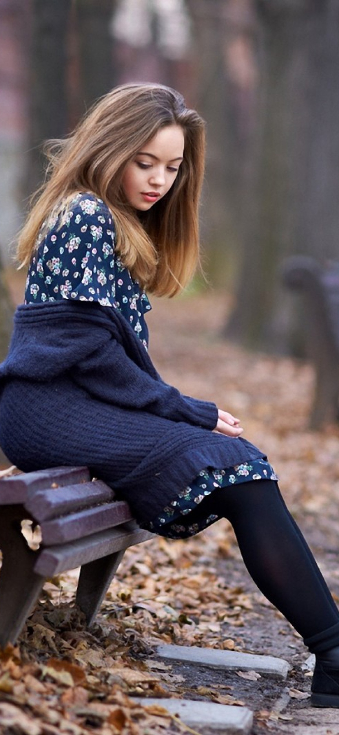 Обои Beautiful Girl Sitting On Bench In Autumn Park 1170x2532