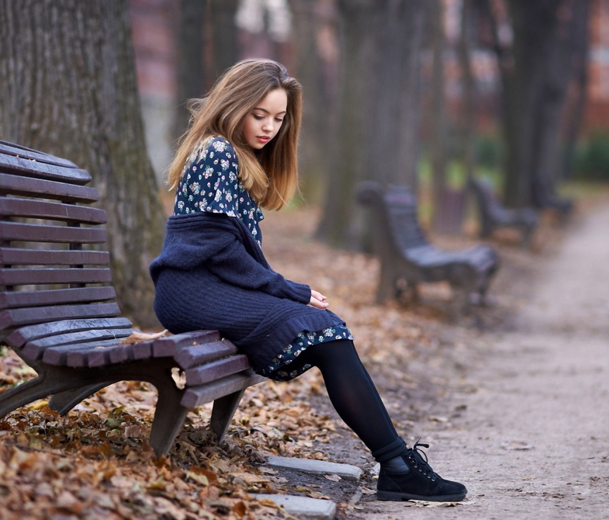 Обои Beautiful Girl Sitting On Bench In Autumn Park 1200x1024