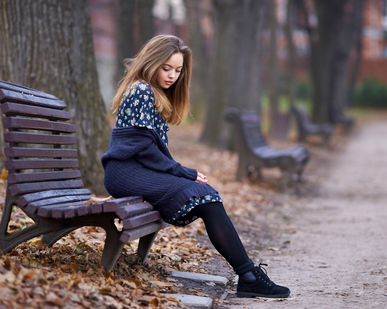 Das Beautiful Girl Sitting On Bench In Autumn Park Wallpaper 1280x1024