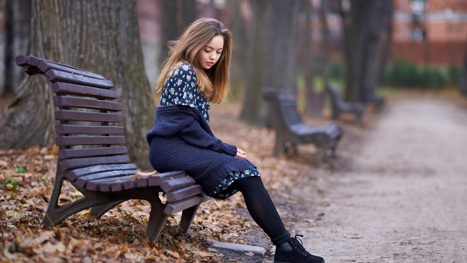 Обои Beautiful Girl Sitting On Bench In Autumn Park 1600x900
