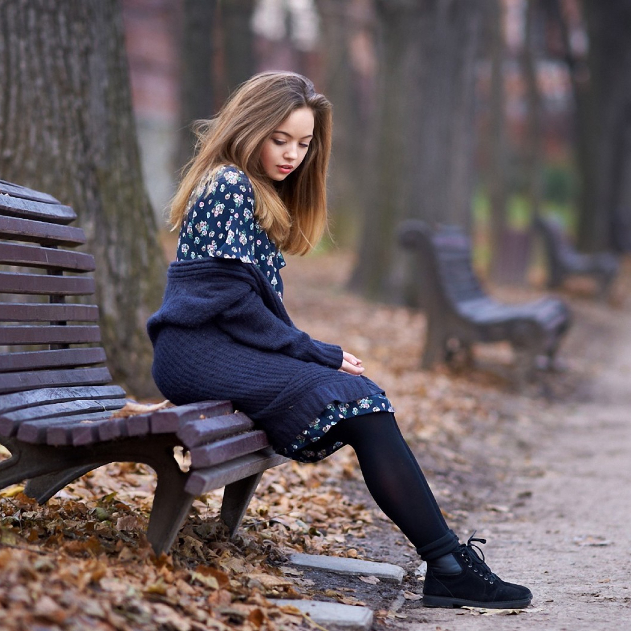 Beautiful Girl Sitting On Bench In Autumn Park wallpaper 2048x2048