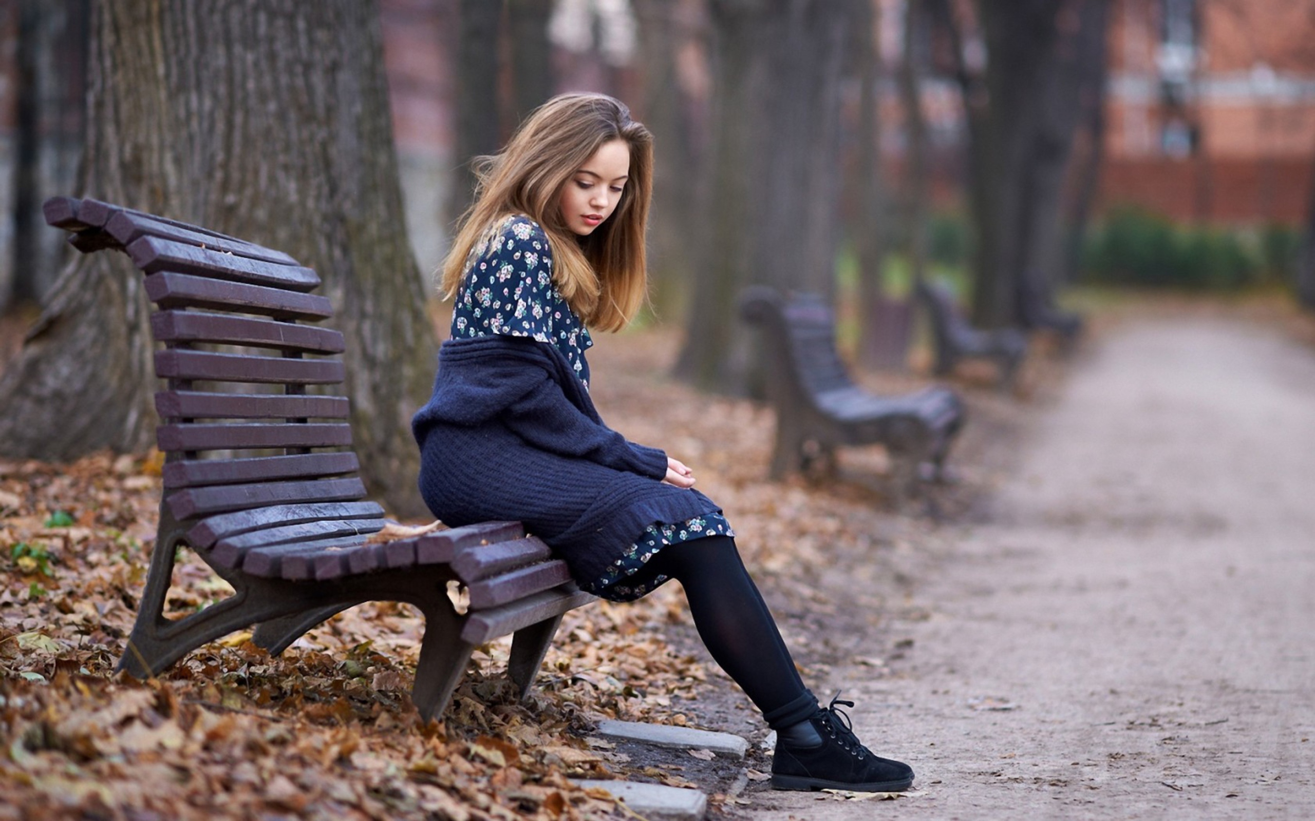 Fondo de pantalla Beautiful Girl Sitting On Bench In Autumn Park 2560x1600