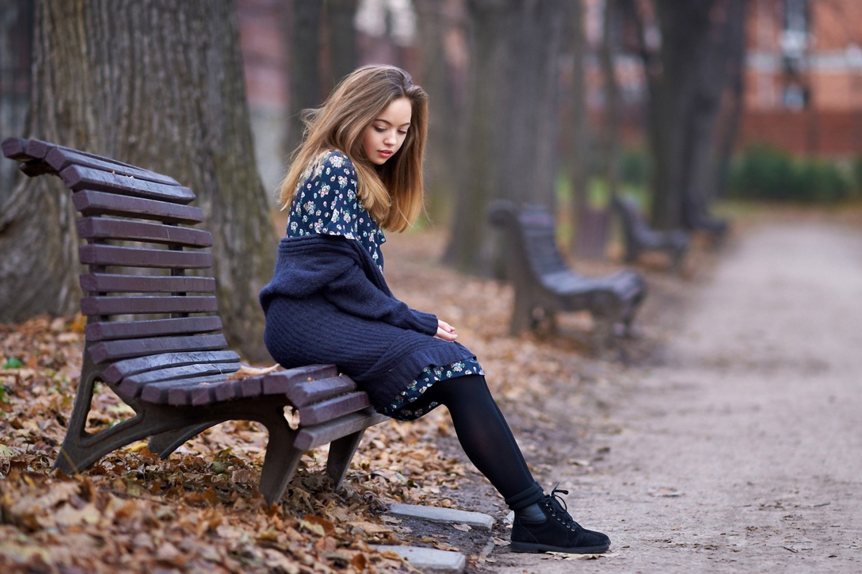 Beautiful Girl Sitting On Bench In Autumn Park wallpaper 2880x1920