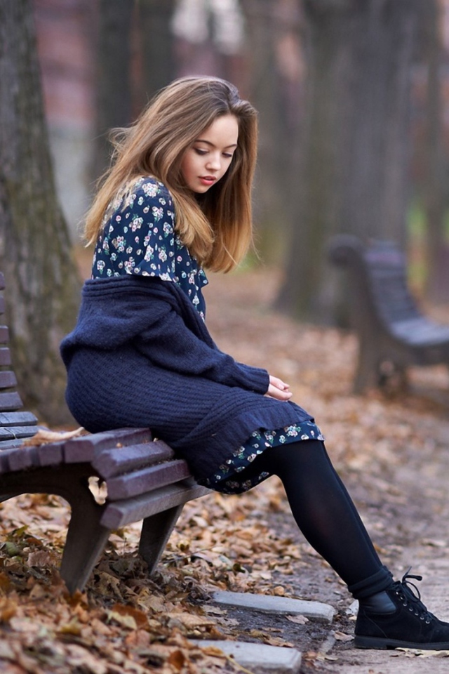 Fondo de pantalla Beautiful Girl Sitting On Bench In Autumn Park 640x960