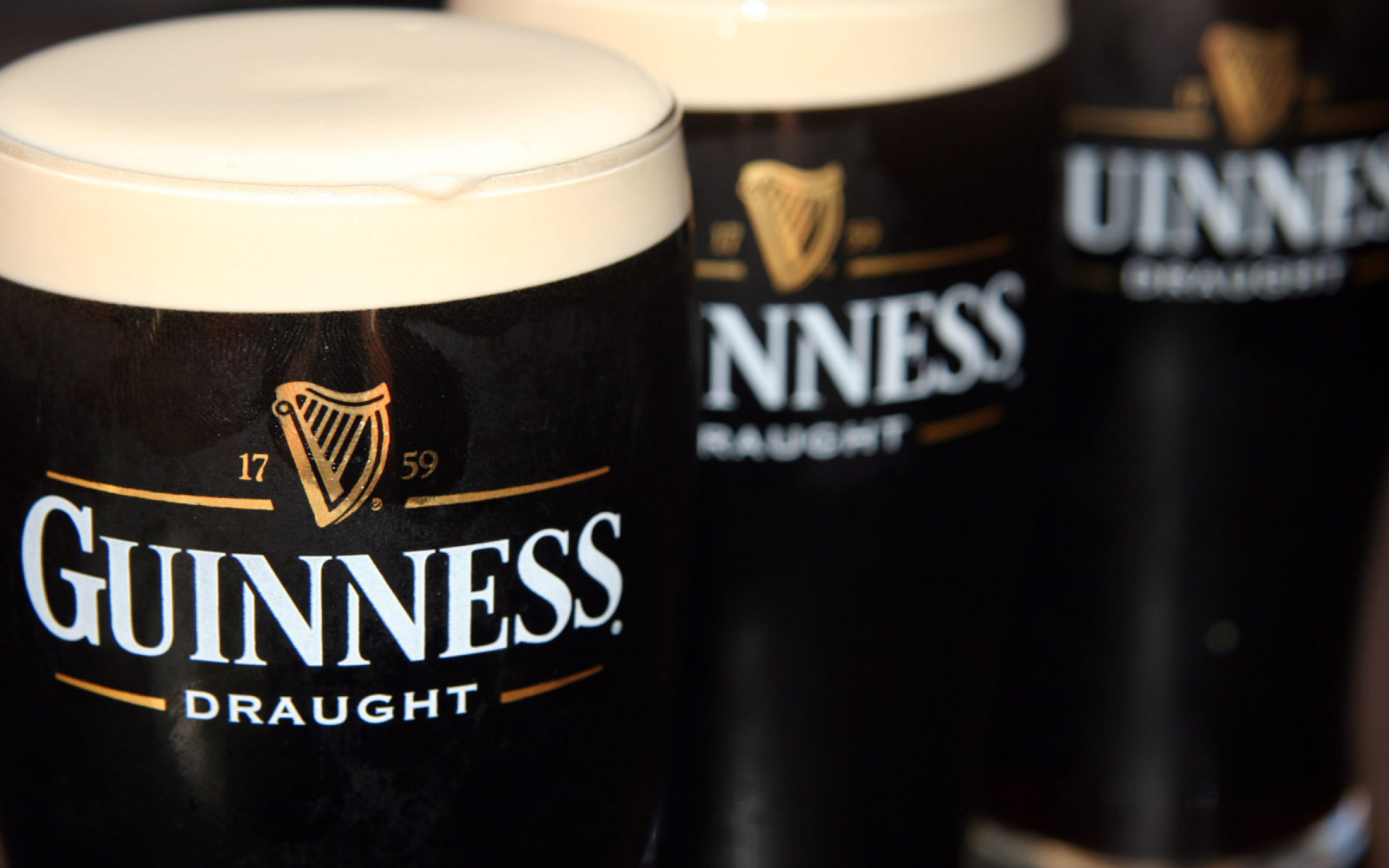 Как пить пиво гиннес. Guinness Draught темное. Guinness пиво. Пиво Гиннес логотип. Гиннес картины.