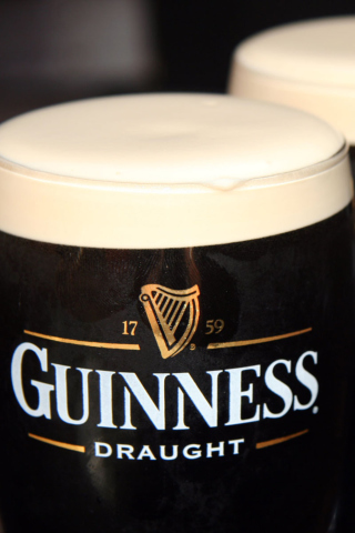 Sfondi Beers Guinness 320x480