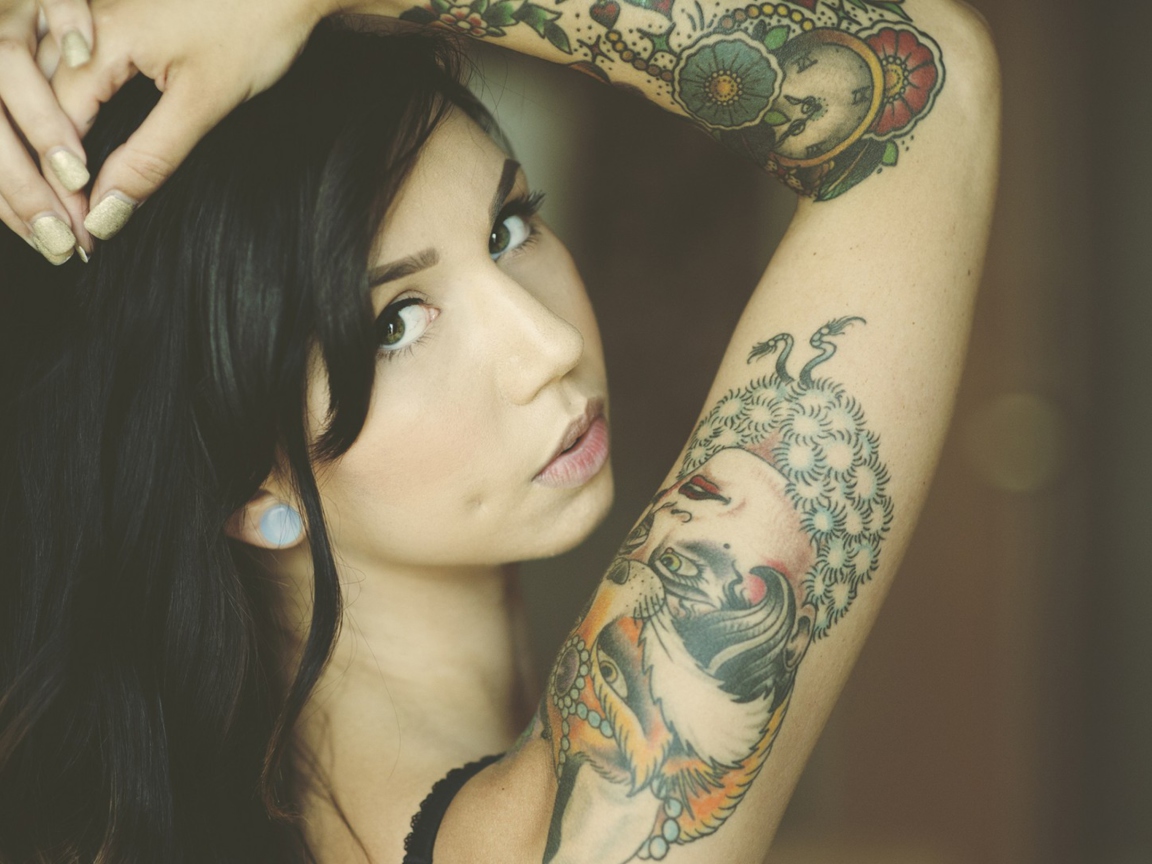 Tattooed Girl wallpaper 1152x864