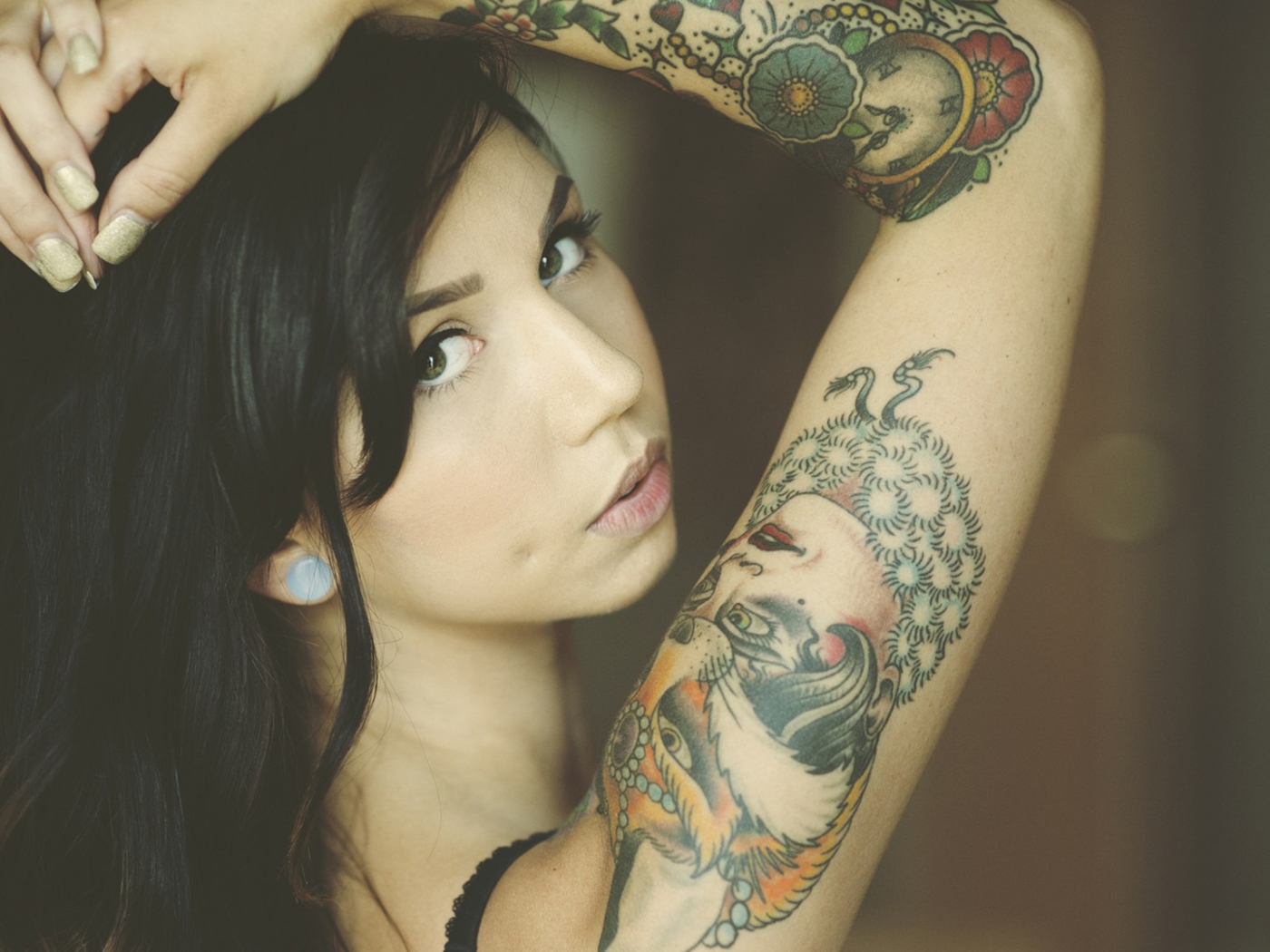 Tattooed Girl wallpaper 1400x1050