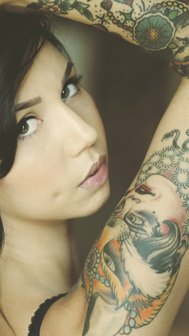 Tattooed Girl wallpaper 640x1136