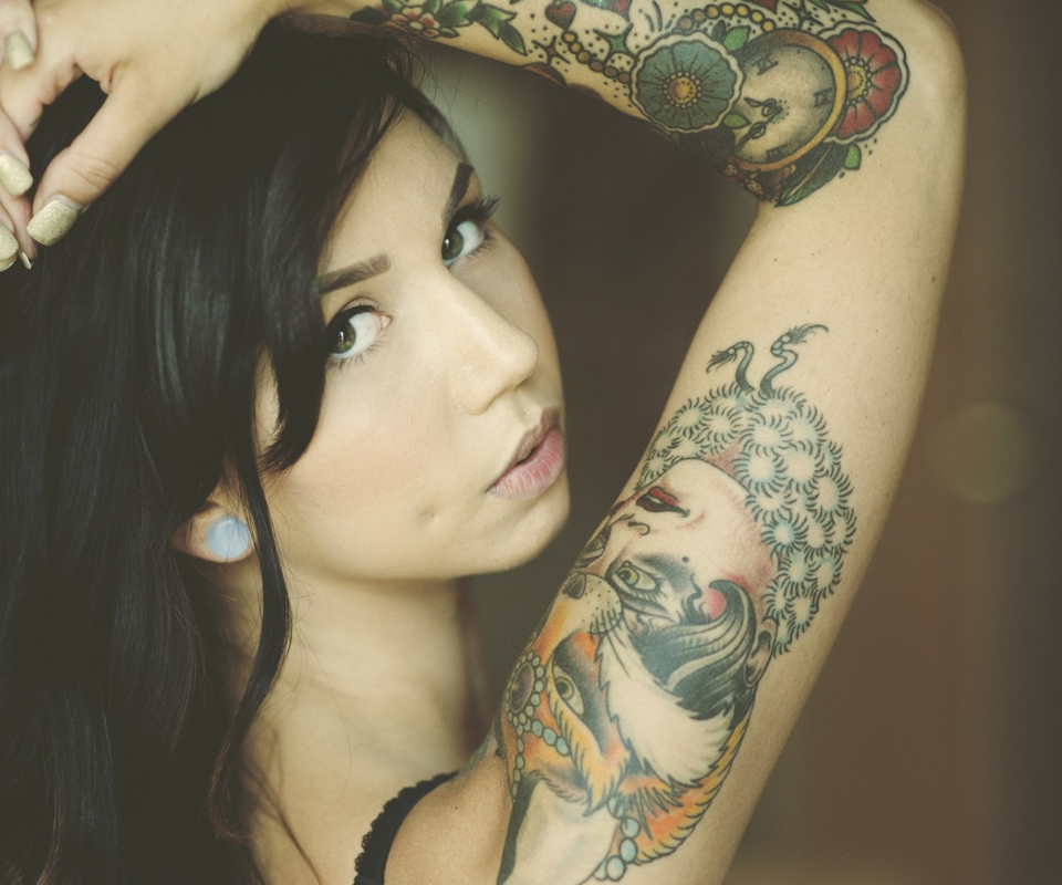 Tattooed Girl wallpaper 960x800
