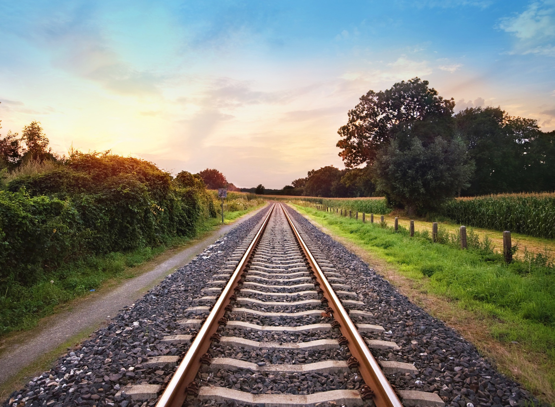 Обои Scenic Railroad Track 1920x1408