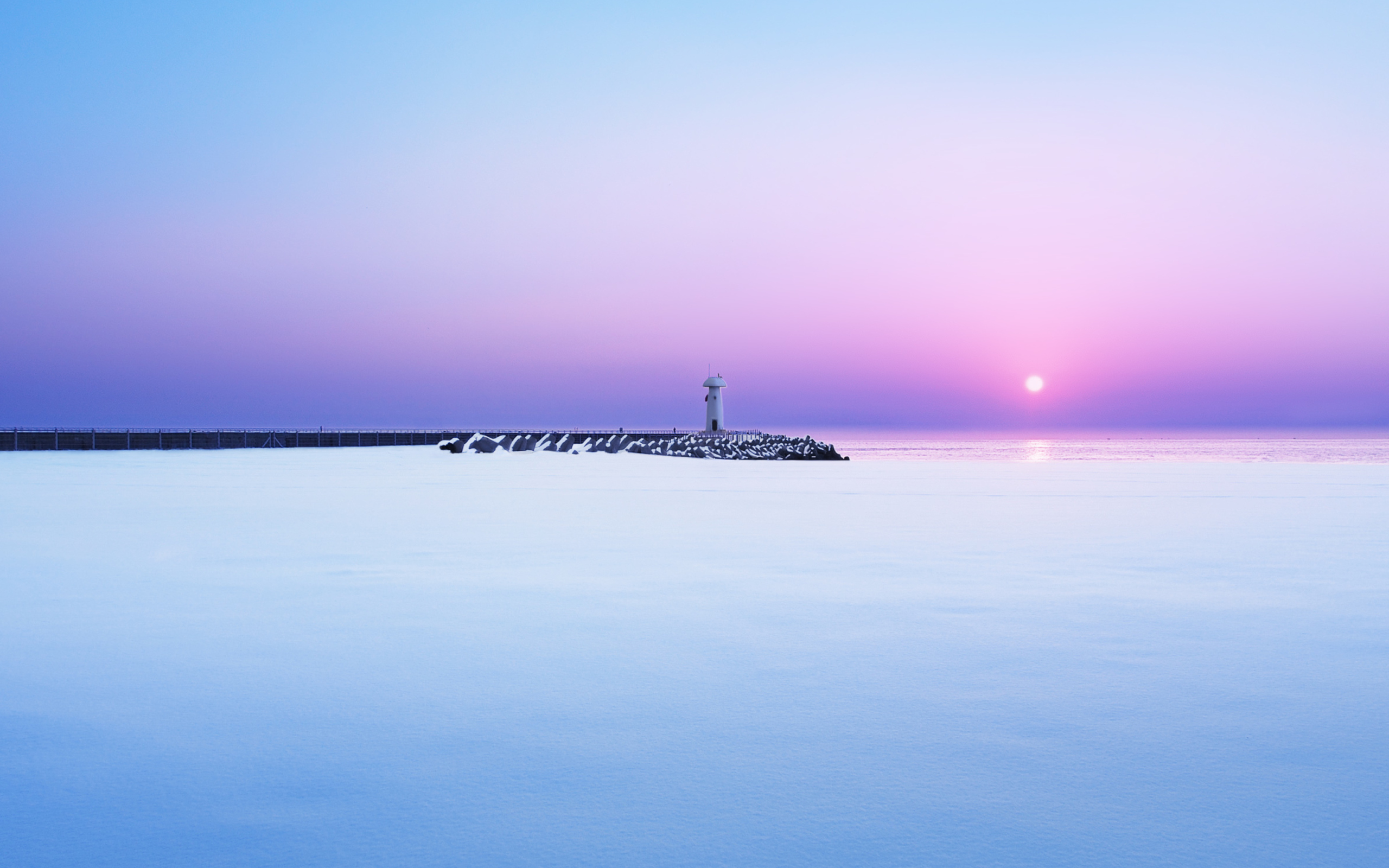 Fondo de pantalla Lighthouse On Sea Pier At Dawn 2560x1600
