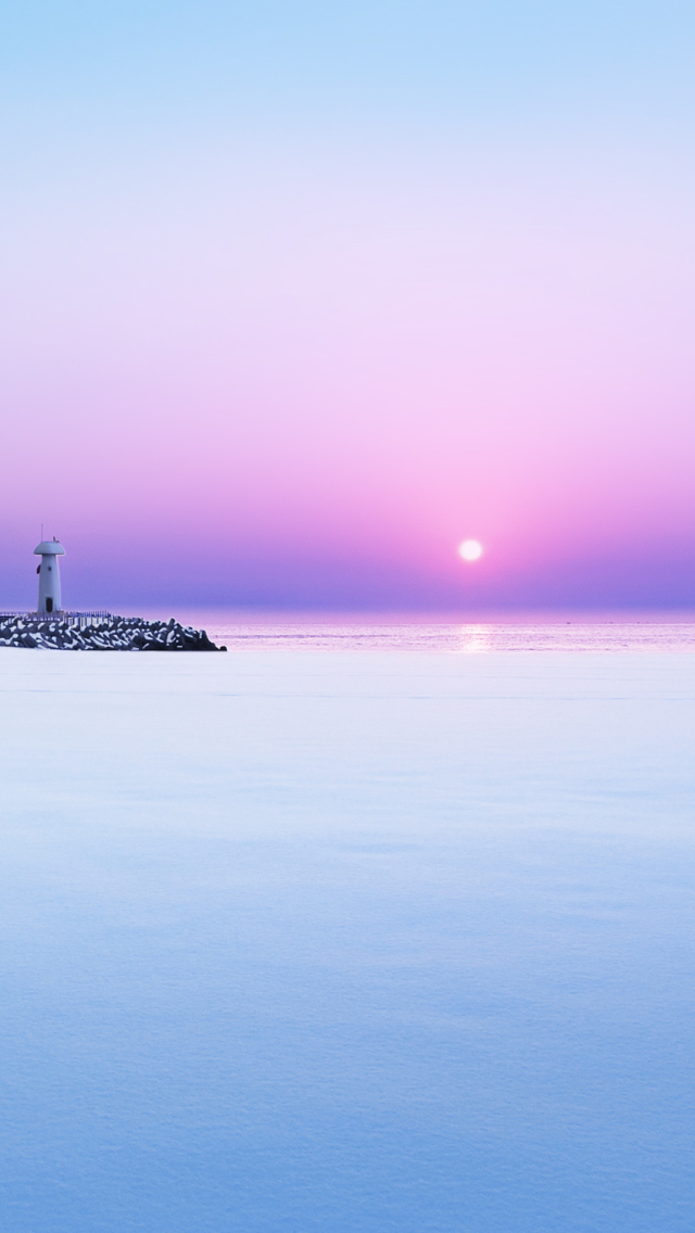 Fondo de pantalla Lighthouse On Sea Pier At Dawn 640x1136