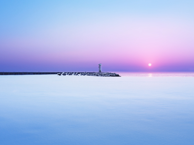 Fondo de pantalla Lighthouse On Sea Pier At Dawn 640x480