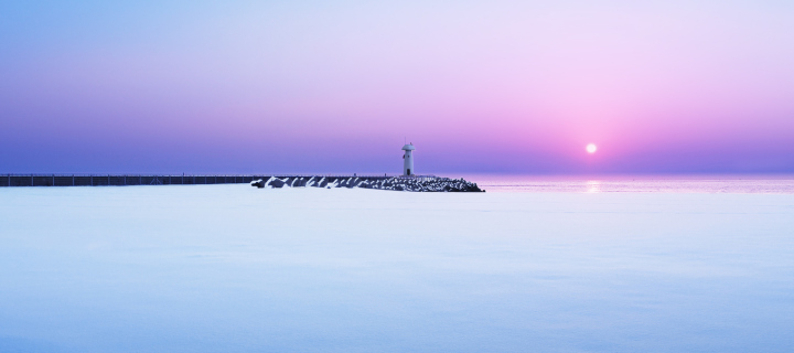Sfondi Lighthouse On Sea Pier At Dawn 720x320