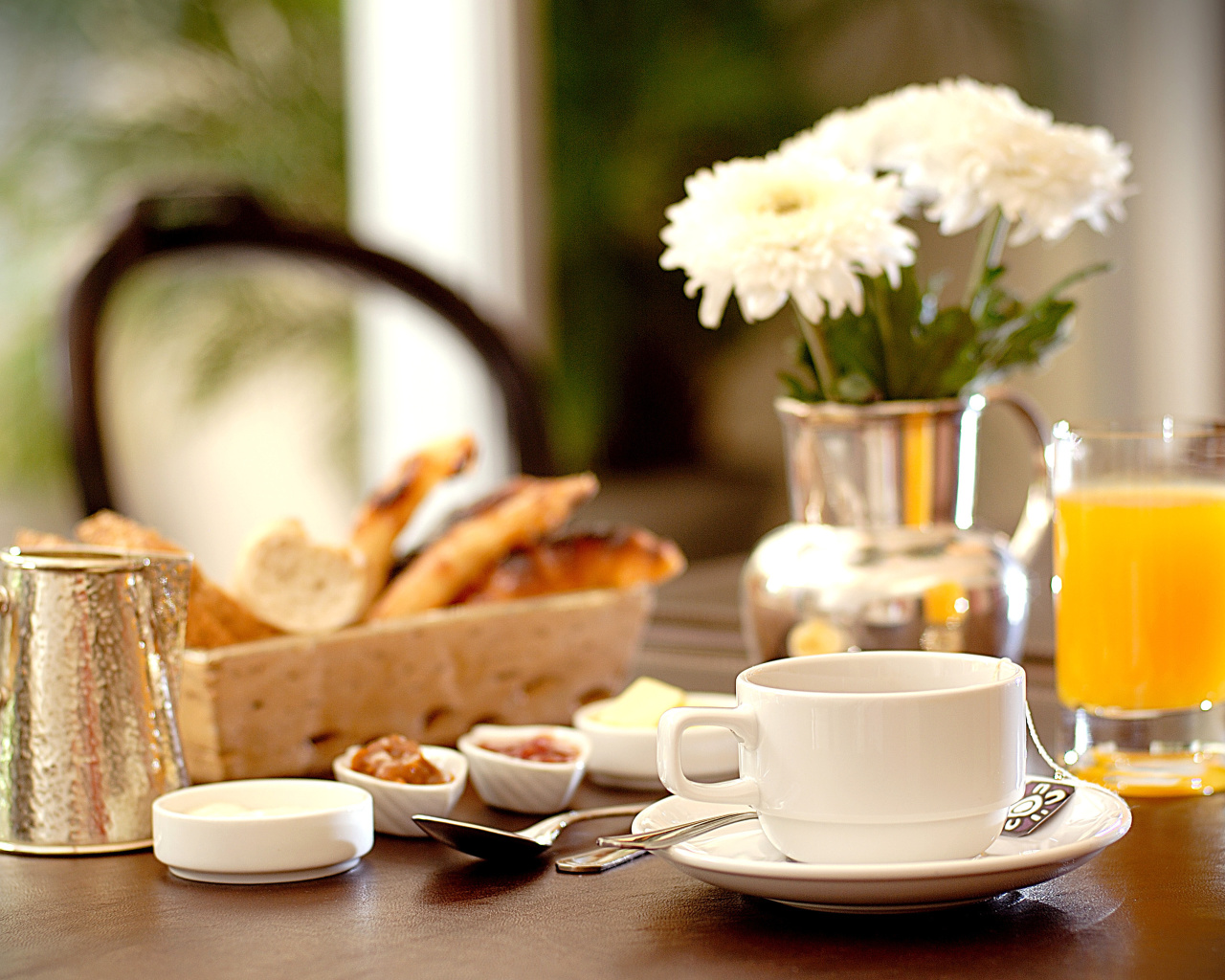 Обои Breakfast with orange juice and Biscuits 1280x1024