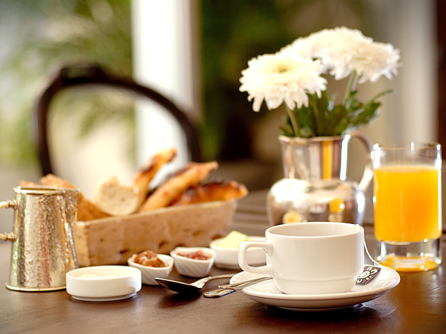Sfondi Breakfast with orange juice and Biscuits 640x480
