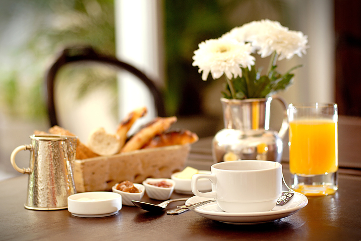 Das Breakfast with orange juice and Biscuits Wallpaper