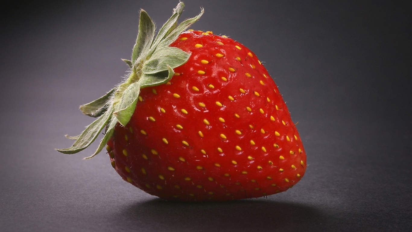 Das Strawberry Wallpaper 1366x768