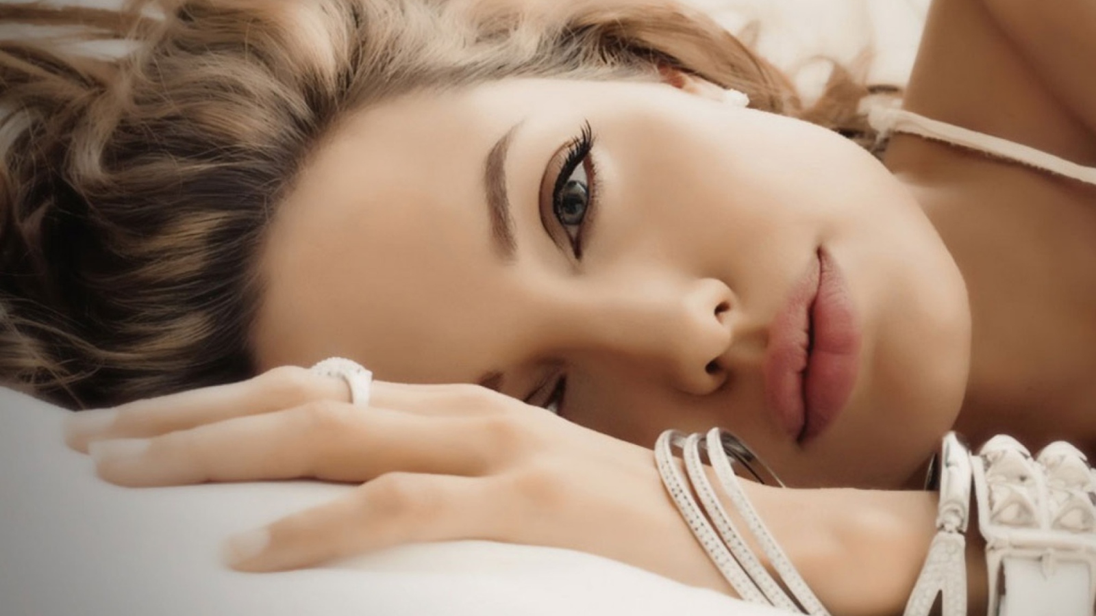Angelina Jolie screenshot #1 1600x900