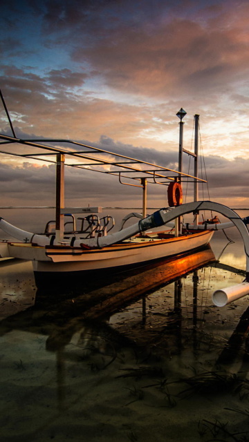 Fondo de pantalla Landscape with Boat in Ocean 360x640