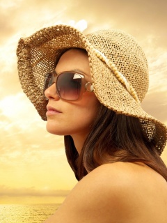 Das Romantic Girl near Sea Wallpaper 240x320