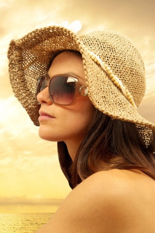 Das Romantic Girl near Sea Wallpaper 320x480