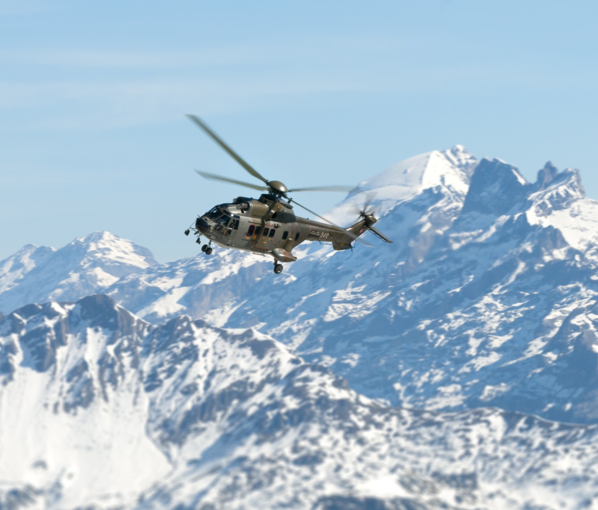 Fondo de pantalla Helicopter Over Snowy Mountains 1200x1024
