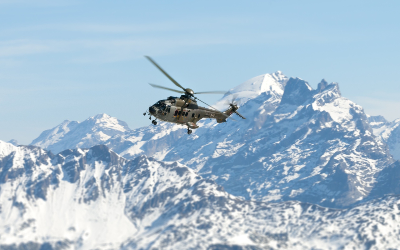Das Helicopter Over Snowy Mountains Wallpaper 1280x800