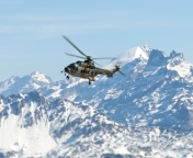Das Helicopter Over Snowy Mountains Wallpaper 176x144