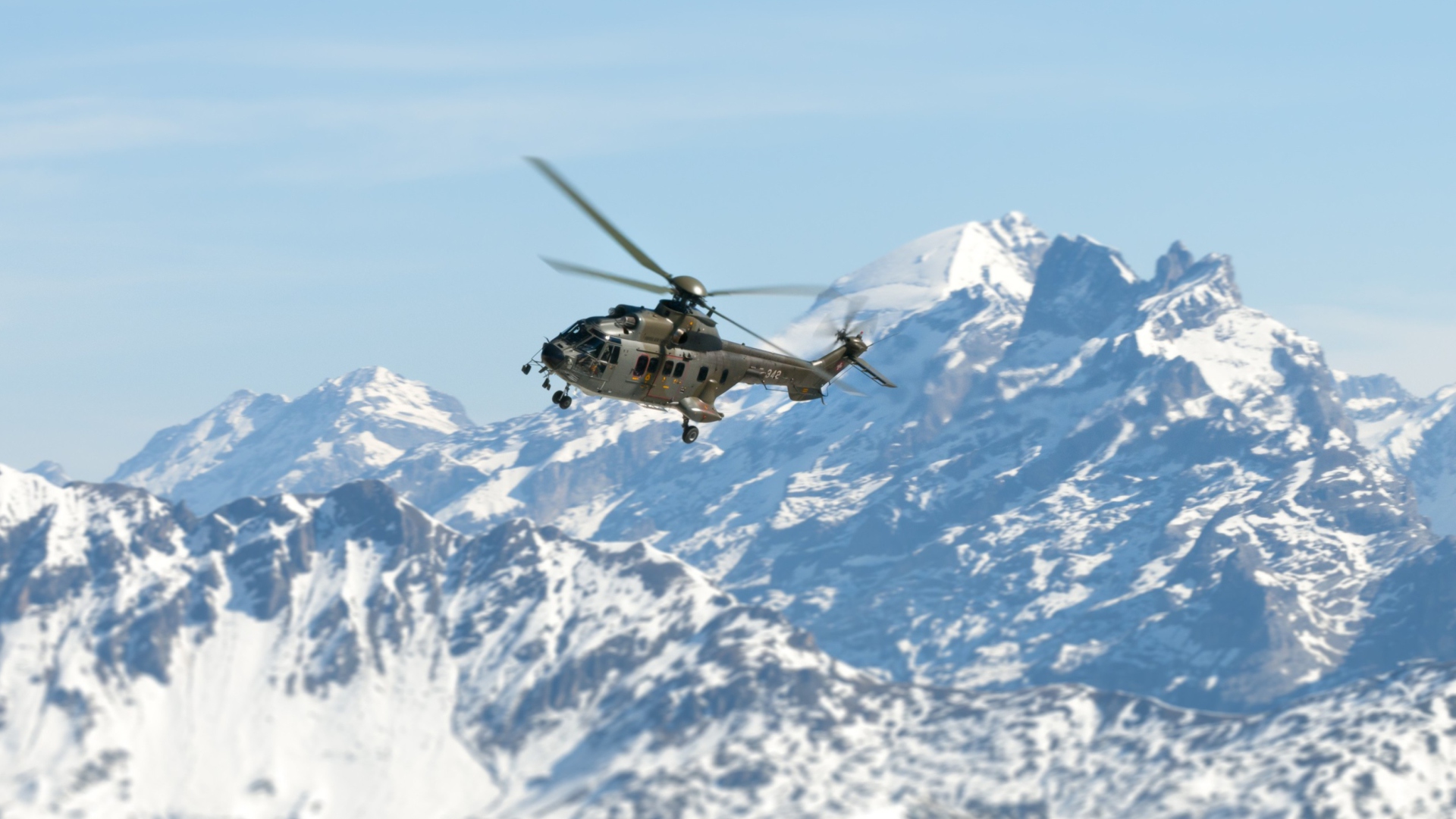 Fondo de pantalla Helicopter Over Snowy Mountains 1920x1080