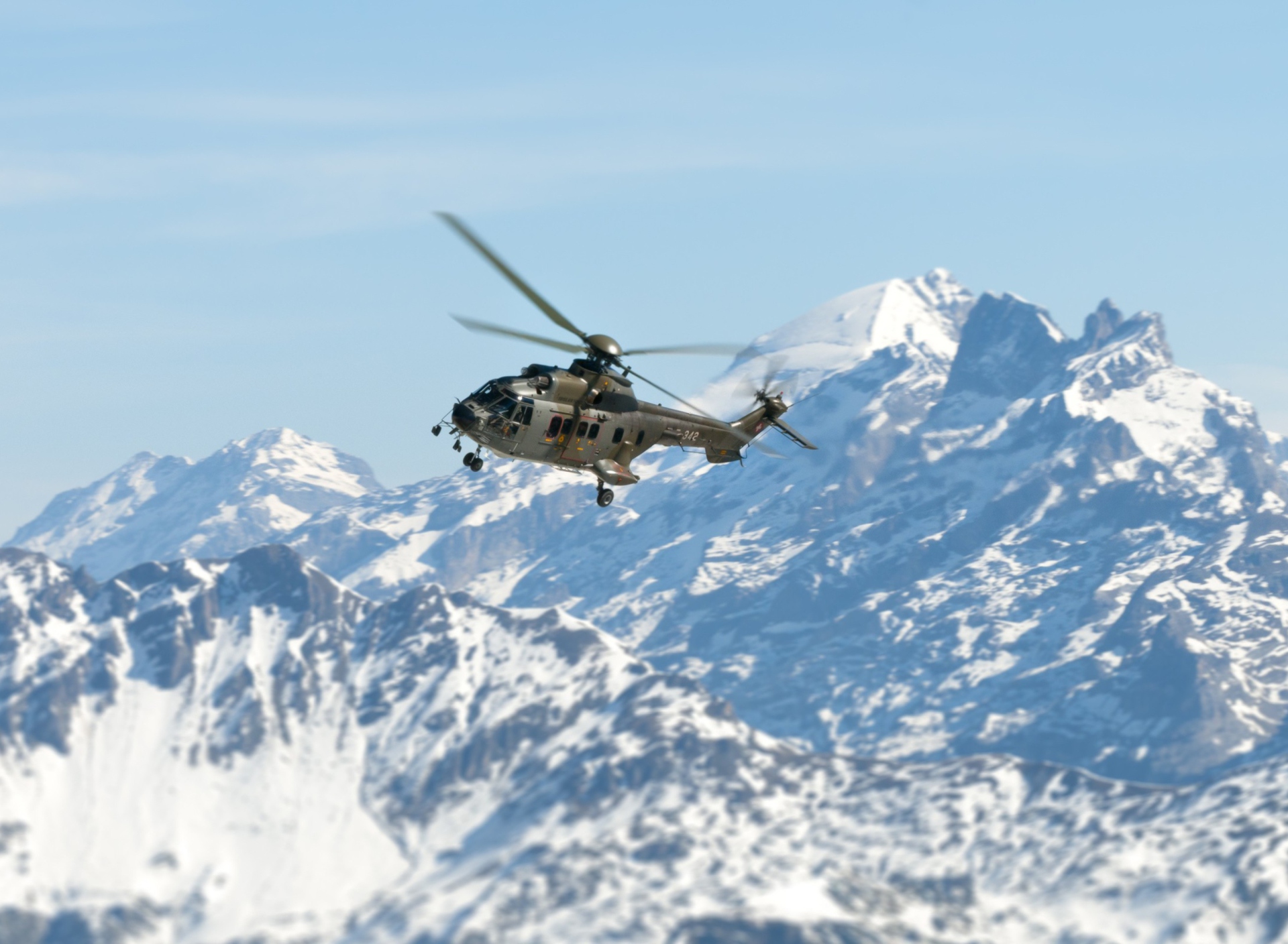 Fondo de pantalla Helicopter Over Snowy Mountains 1920x1408