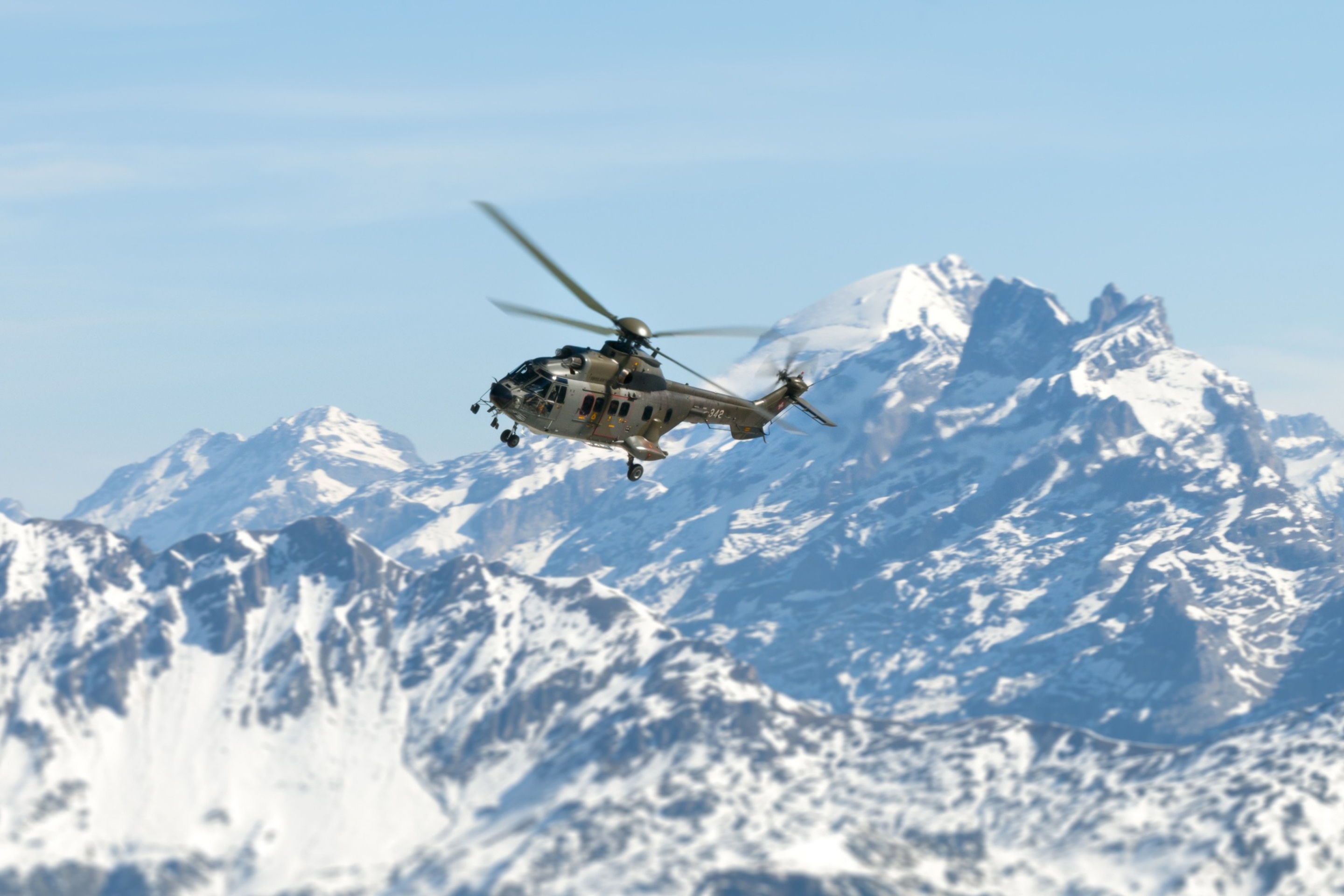 Fondo de pantalla Helicopter Over Snowy Mountains 2880x1920